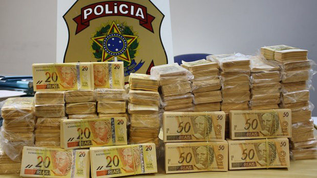 Mulher imprime dinheiro e tenta comprar carro