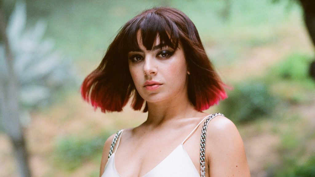 Charli XCX lança 2099 Troye Sivan Virou Pauta